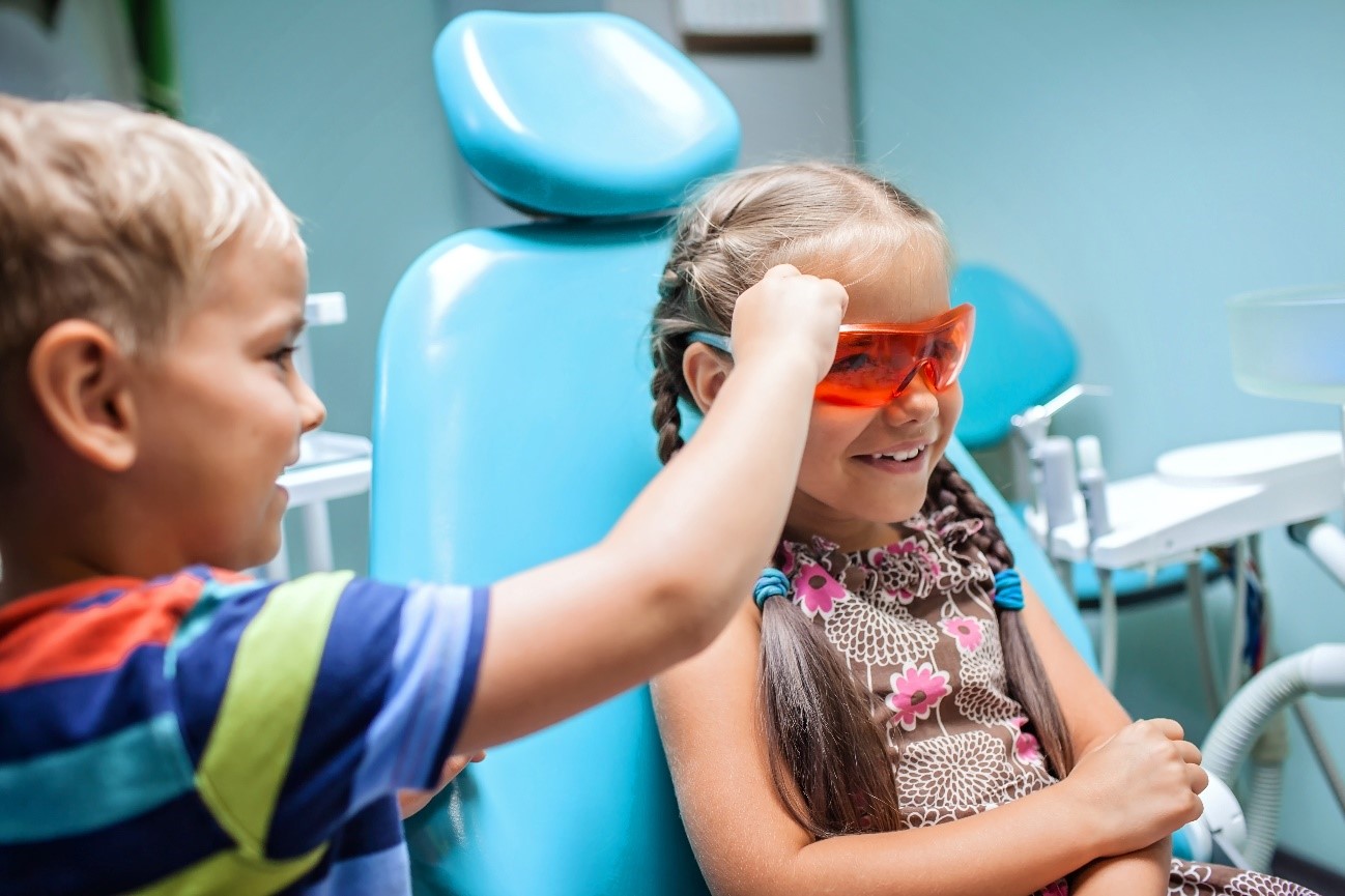¿Cuándo debe ir por primera vez un niño al dentista?